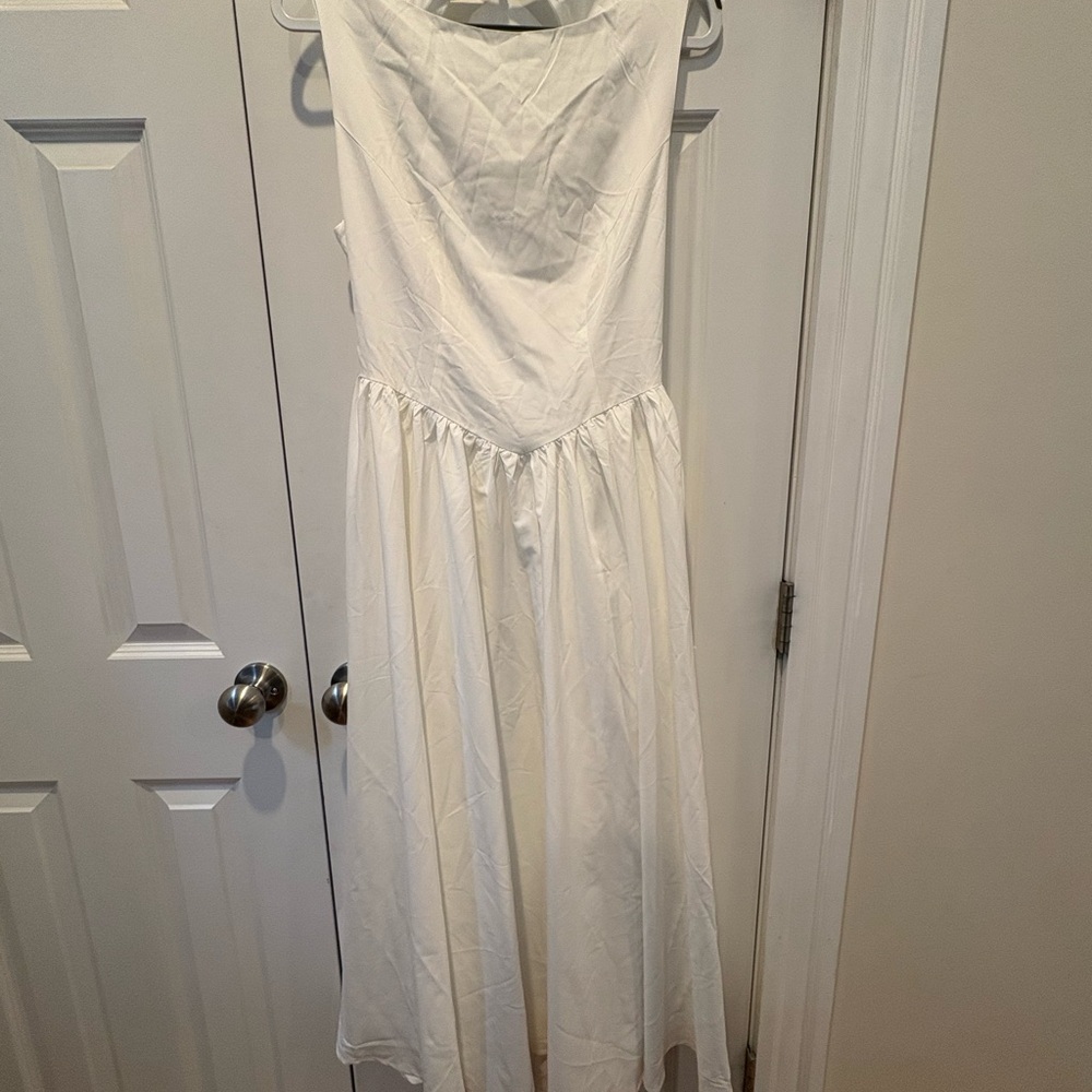 Elegant White Sleeveless Dress
